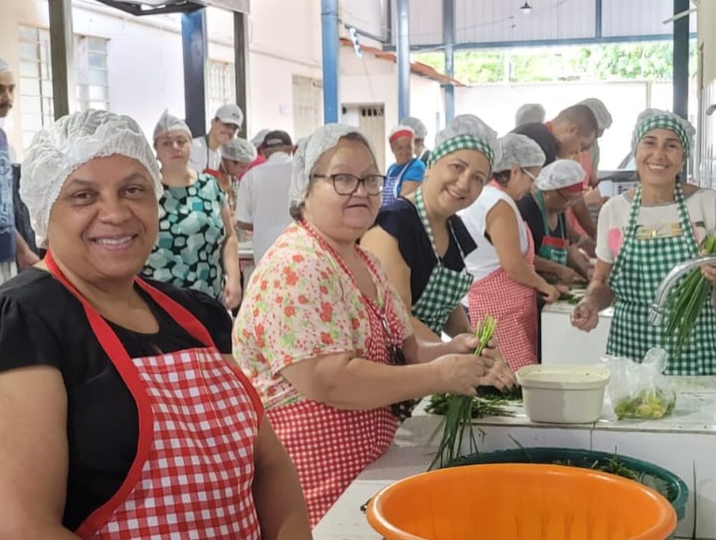 Trabalhadores do NEAC, preparando o Almoço Fraterno