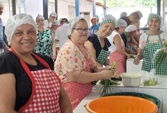 Trabalhadores do NEAC, preparando o Almoço Fraterno