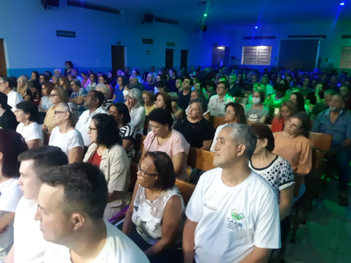Salão e frequentadores do Centro Esp. Irmã Scheilla